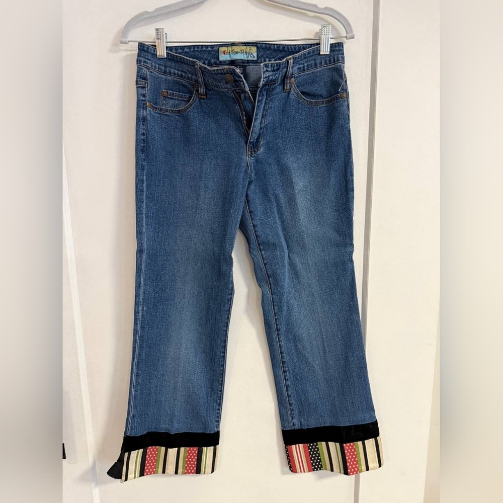 Stylish Blue Cropped Jeans with Patterned Hem